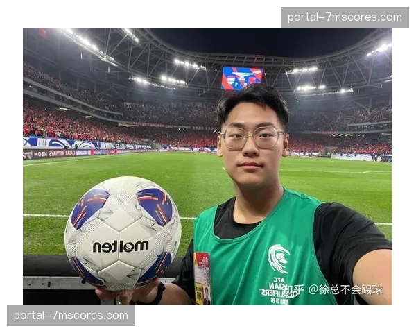 张玉宁进球后指向天空,将进球献给刚刚出生的孩子 张玉宁进球后指向天空,将进球献给刚刚出生的孩子