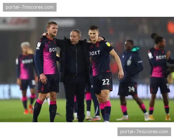 英超保级关键战，卢顿镇主场球迷高歌助威声响彻全场